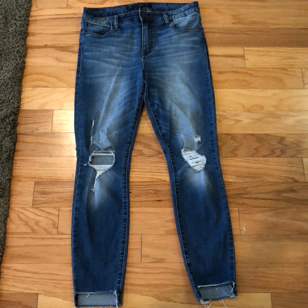 Distressed step hem STS blue jeans. Size 28